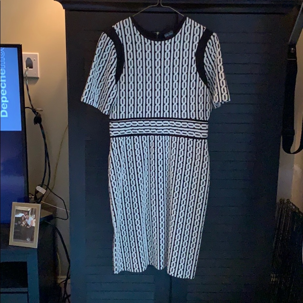 STUNNER dress! Green Zipper in the back POPS!